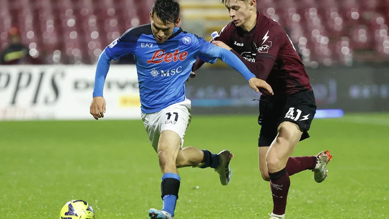 Fotografija: Napolijev Hirving Lozano in soigralci zanesljivo ne korakajo, tečejo proti tako dolgo pričakovanemu novemu naslovu italijanskega prvaka. Nazadnje so bili šampioni pred 33 leti!. FOTO: Ciro De Luca/Reuters