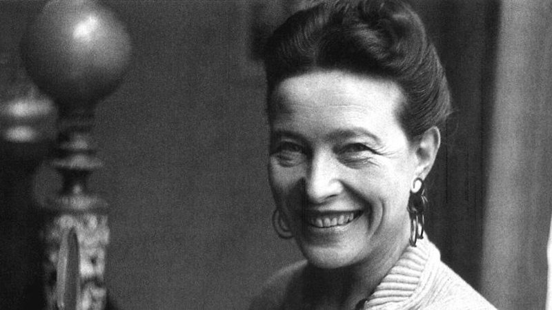 Fotografija: Po Beauvoirjevi je temeljni problem v načinu razumevanja sebe kot žensk ali moških, kar ima za posledico, da oba spola – še posebej pa ženske – živita manj kot povsem človeška življenja. FOTO: Wikimedia Commons
