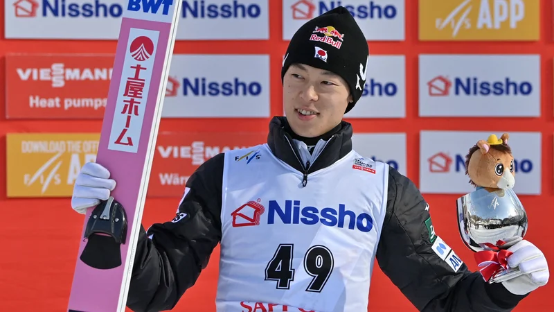 Fotografija: Takole se je veselil zmage pred japonskimi navijači Rjoju Kobajaši. FOTO: Kazuhiro Nogi/AFP