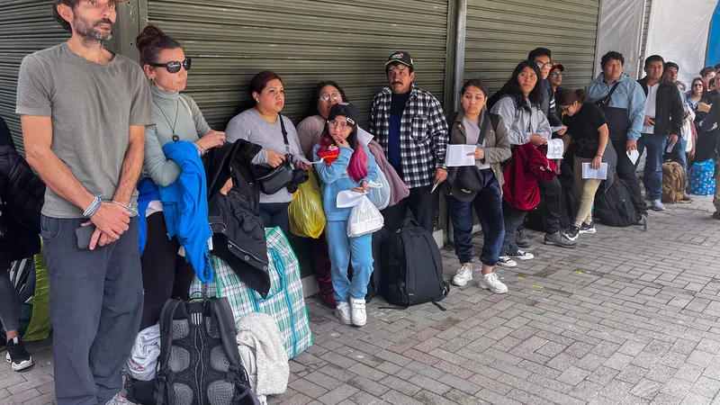 Fotografija: Turisti, ki so ostali ujeti v eni največjih svetovnih znamenitosti, inkovskem mestu Machu Piccu. FOTO: Carolina Paucar/Afp
