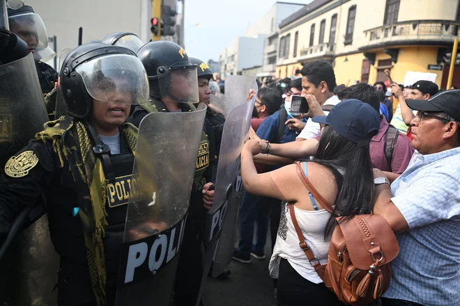 Protesti so se razvneli tudi na univerzi University of San Marcos v Limi. FOTO: Ernesto Benavides/Afp
