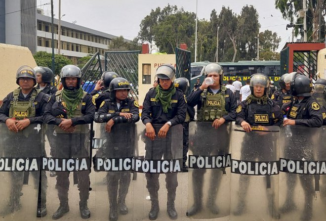 V protestih so do zdaj aretirali okoli 500 ljudi. FOTO: Carlos Mandujano/Afp
