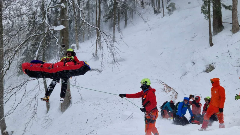 Fotografija: Koroški gorski reševalci so poškodovanega v plazu na Uršlji gori oskrbeli, posadka helikopterja Slovenske vojske pa ga je skupaj z reševalcem letalcem prepeljala v Splošno bolnišnico Slovenj Gradec. FOTO: GRS Koroška
