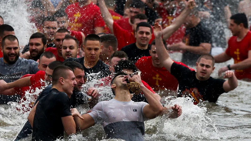 Fotografija: Pravoslavni Makedonci so minuli teden praznik Kristusovega krsta tradicionalno proslavili z iskanjem križa v Vardarju.
Foto Ognen Teofilovski/Reuters