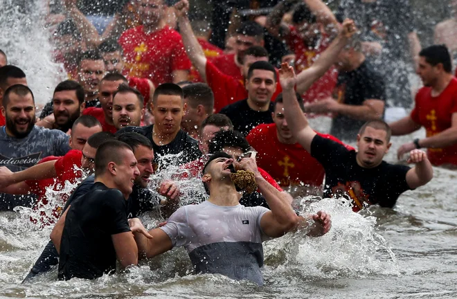 Pravoslavni Makedonci so minuli teden praznik Kristusovega krsta tradicionalno proslavili z iskanjem križa v Vardarju.
Foto Ognen Teofilovski/Reuters
