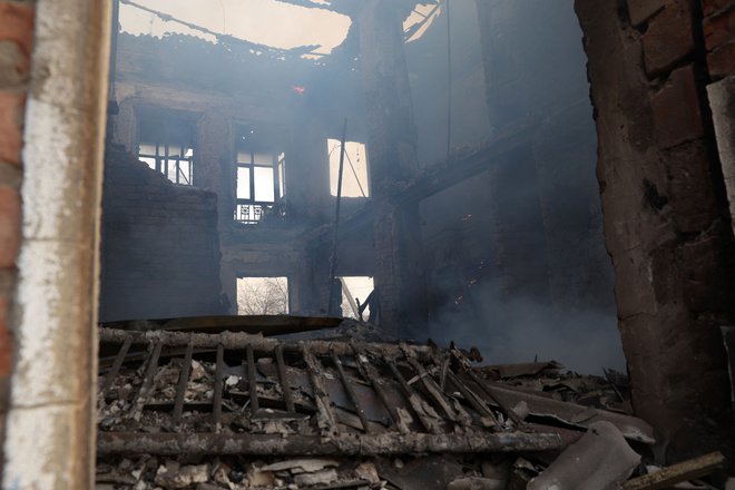 Požgana stavba v Bahmutu po ruskem obstreljevanju. FOTO: Anatolii Stepanov/AFP
