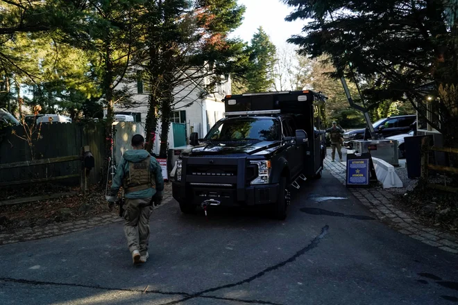 Agenti zveznega preiskovalnega urada FBI so obiskali dom ameriškega predsednika Joeja Bidna v delawarskem Wilmingtonu. Foto Joshua Roberts/Reuters
