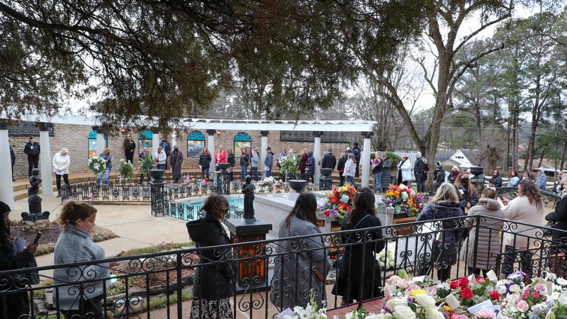 Fotografija: Množice so se prišle poklonit tudi na njen grob v Meditacijskem vrtu, ki je pokopališče Presleyjevih, tudi kralja rock'n'rolla Elvisa. FOTO: Nikki Boertman/ Reuters
