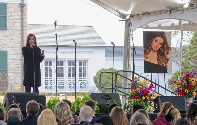 Tudi Priscilla Presley je bila ganjena nad tem, koliko ljudi je prišlo na spominsko slovesnost. FOTO: Nikki Boertman/ Reuters
