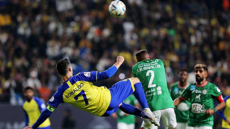 Fotografija: Cristiano Ronaldo je poskušal zabiti gol tudi z akrobatskimi potezami. FOTO: Ahmed Yosri/Reuters
