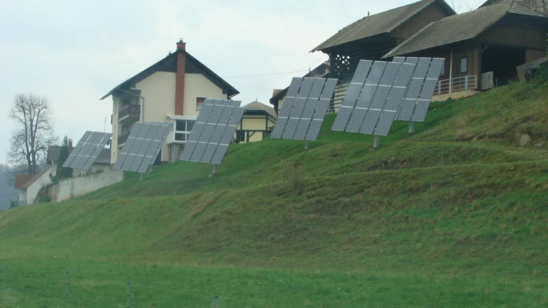 Fotografija: Poročilo razkriva, da so distributerji v prvih desetih mesecih lani skoraj petini zavrnili priklop samopreskrbne sončne elektrarne. FOTO: Bojan Rajšek/Delo