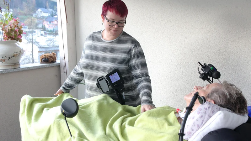 Fotografija: V Avstriji so za organizacijo in razvoj socialne oskrbe na domu odgovorne dežele, minimalni standardi kakovosti in enotni izobraževalni programi za zaposlene pa so določeni na državni ravni. FOTO: Mavric Pivk/Delo
