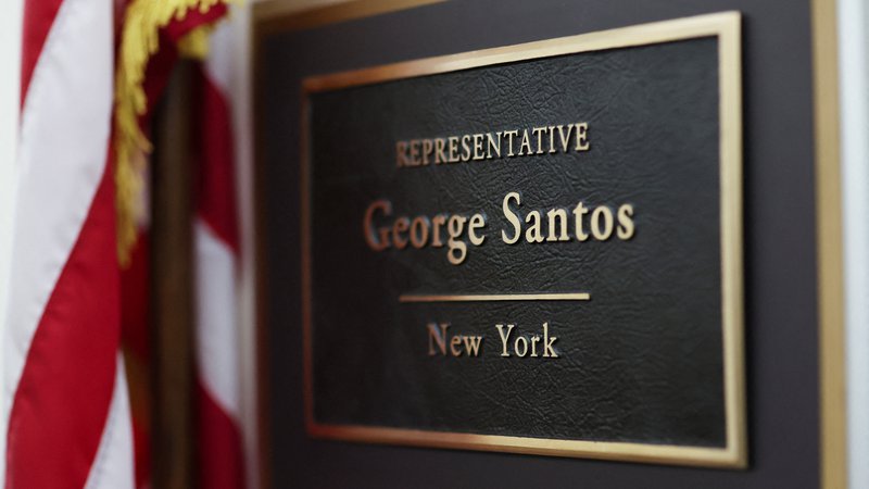 Fotografija: Napis v kongresni pisarni republikanskega predstavnika iz New Yorka Georgea Santosa Foto Leah Millis/Reuters
