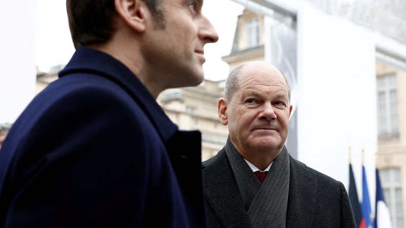 Fotografija: Emmanuel Macron in Olaf Scholz, aktualni francosko-nemški dvojec FOTO: Benoit Tessier/Reuters
