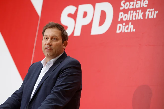 Predsednik največje vladne stranke, socialdemokratske SPD Lars Klingbeil je ob predstavitvi nove zunanjepolitične strategije stranke dejal, da je mogoče varnost v Evropi zagotoviti proti Rusiji in ne z Rusijo. FOTO:&nbsp;Michele Tantussi/REUTERS
