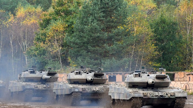 Fotografija: Nemške tanke leopard 2 naj bi Poljska poslala Ukrajini, vendar v Berlinu še oklevajo, ali bi to dobavo dovolili. FOTO: Patrik Stollarz/AFP
