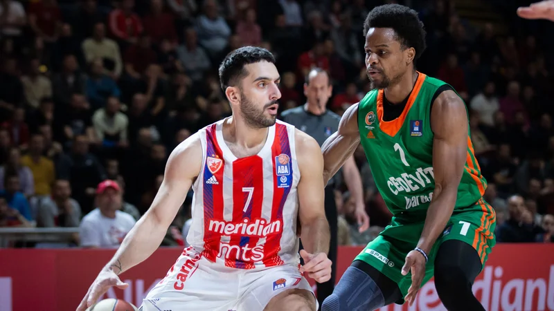 Fotografija: Facundo Campazzo (levo) in Yogi Ferrell sta se udarila na vso moč. FOTO: ABA