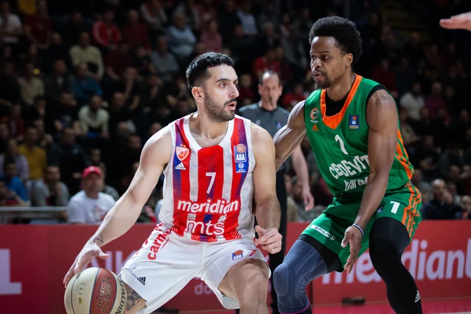 Facundo Campazzo (levo) in Yogi Ferrell sta se udarila na vso moč. FOTO: ABA
