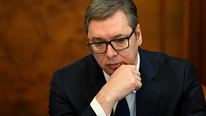 Fotografija: Srbija je prisiljena v normalizacijo odnosov s Kosovom tudi z grožnjo s sankcijami, najhujša možna sankcija bi bil umik tujih naložb iz države, je dejal predsednik Aleksandar Vučić. FOTO: Andrej Isaković/AFP