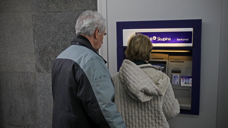 Fotografija: Starejši plačujejo najvišje bančne stroške, tudi 5 evrov za bančno transakcijo, kar je ogromno. FOTO: Blaž Samec/Delo
