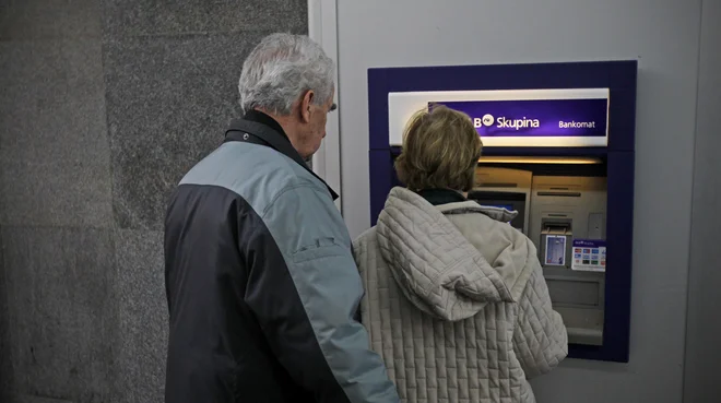 Starejši plačujejo najvišje bančne stroške, tudi 5 evrov za bančno transakcijo, kar je ogromno. FOTO: Blaž Samec/Delo
