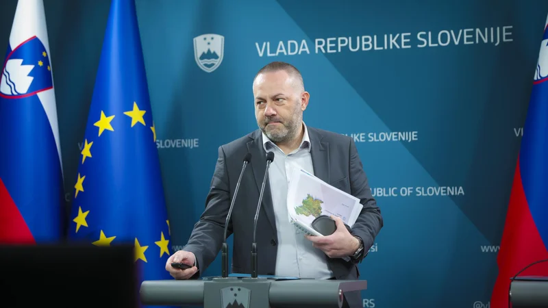 Fotografija: Čeprav je Danijel Bešič Loredan kot kandidat za ministra dejal, da bodo Dorijan Marušič in nekateri drugi strateškem svetu delali pro bono, se je to sodelovanje spremenilo v delo po podjemnih pogodbah. A plačila za zdaj še niso dobili. FOTO: Jože Suhadolnik/DELO