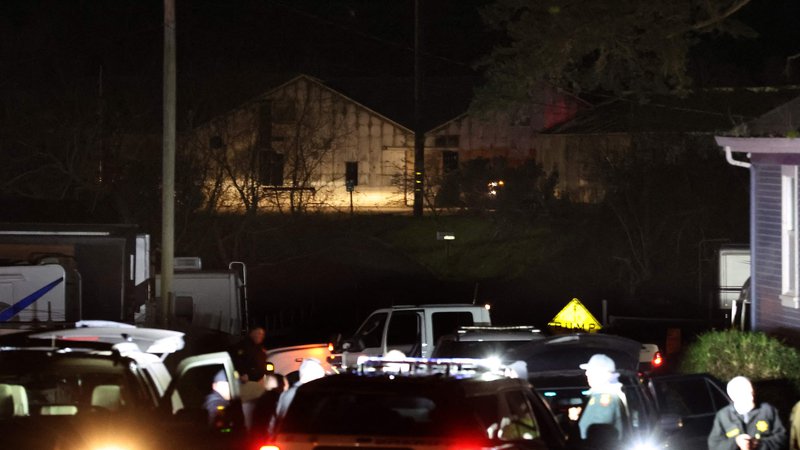 Fotografija: V strelskem napadu so bili štirje ljudje ubiti na kmetiji, trije pa v podjetju za tovornjake na obrobju mesta Half Moon Bay približno 50 kilometrov od San Francisca. FOTO: Justin Sullivan/AFP
