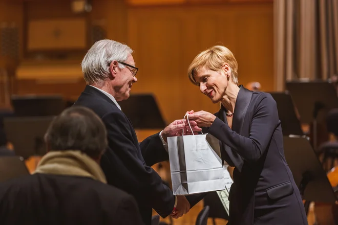Lovru Sodji je na slavnostnem koncertu decembra lani v Slovenski filharmoniji predsednica Zveze slovenskih glasbenih šol Radmila Bikić Magdić izročila priložnostni zbornik. FOTO: Nino Verdnik/blenda
