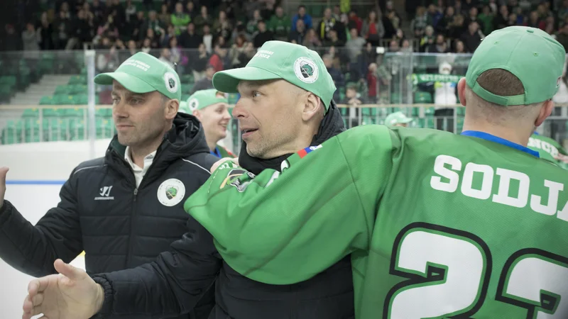Fotografija: Mitja Šivic (v sredini) 5. aprila lani, ko si je SŽ Olimpija zagotovila naslov državnega prvaka v hokeju. FOTO: Jure Eržen/Delo