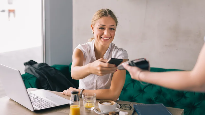 Fotografija: Tri četrtine najmlajše polnoletne generacije ima plačilno kartico shranjeno v vsaj eni mobilni aplikaciji. FOTO: Dejan Dundjerski/Shutterstock
