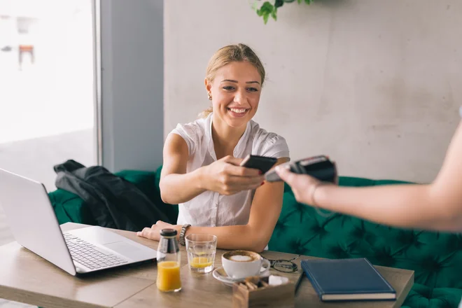 Tri četrtine najmlajše polnoletne generacije ima plačilno kartico shranjeno v vsaj eni mobilni aplikaciji. FOTO: Dejan Dundjerski/Shutterstock

