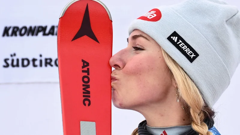 Fotografija: Mikaela Shiffrin je po novem podvigu poljubila svoje zmagovite smuči. FOTO: Marco Bertorello/AFP