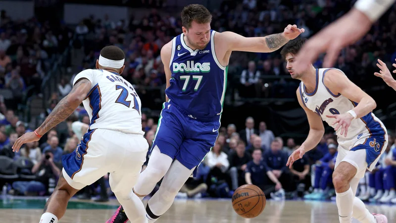 Fotografija: Luka Dončić je za Dallas Mavericks poleg 41 točk nanizal še 15 skokov in šest podaj, a ni zadostovalo. FOTO: Afp
