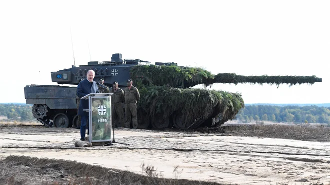 Kijev skupaj z več zahodnimi državami, med drugim Poljsko, že dlje časa poziva Nemčijo, da naj izda dovoljenje za dobavo tankov leopard, ki jih je Ukrajini pripravljeno poslati več evropskih držav. FOTO: Fabian Bimmer/Reuters
