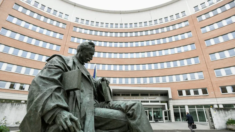 Fotografija: Zaradi suma vpletenosti v korupcijski škandal je sodišče v italijanski Brescii minuli ponedeljek odobrilo izročitev Panzerijeve hčerke Silvie Belgiji, v začetku januarja pa tudi njegove soproge Marie Dolores Colleoni. FOTO: Flavio Lo Scalzo/Reuters