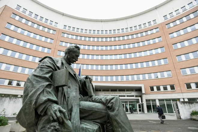 Zaradi suma vpletenosti v korupcijski škandal je sodišče v italijanski Brescii minuli ponedeljek odobrilo izročitev Panzerijeve hčerke Silvie Belgiji, v začetku januarja pa tudi njegove soproge Marie Dolores Colleoni. FOTO:&nbsp;Flavio Lo Scalzo/Reuters
