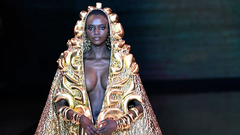 Fotografija: Manekenka predstavlja kreacijo modnega dizajnerja Stephana Rollanda med tednom mode Haute-Couture pomlad-poletje 2023-2024 v Parizu. Foto: Stephane De Sakutin/Afp
