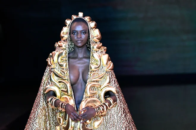 Manekenka predstavlja kreacijo modnega dizajnerja Stephana Rollanda med tednom mode Haute-Couture pomlad-poletje 2023-2024 v Parizu. Foto: Stephane De Sakutin/Afp