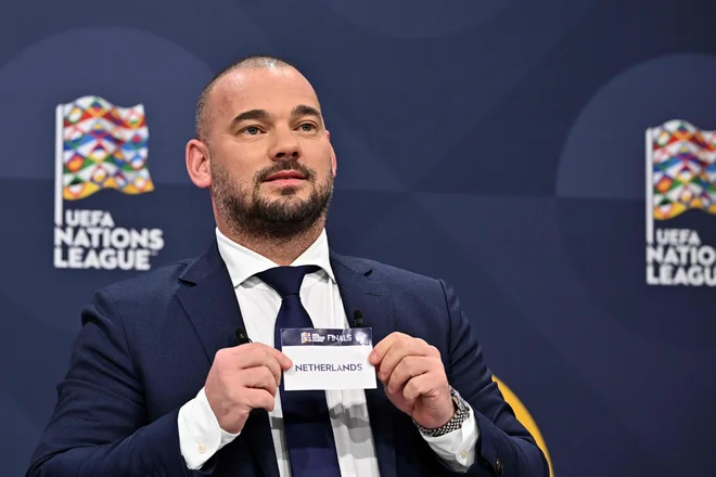 Nekdanji nizozemski nogometaš je sodeloval pri žrebu polfinalnih parov Uefine lige narodov v Nyonu. FOTO: Fabrice Coffrini/AFP

