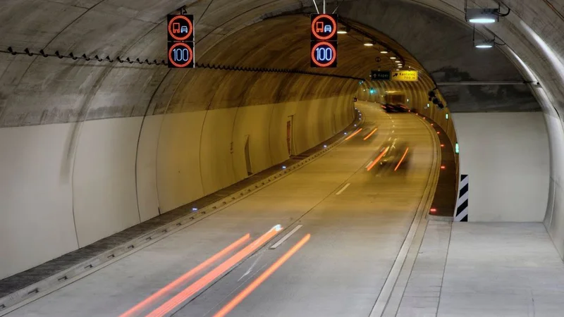 Fotografija: Predor Kastelec je zaprt. FOTO: Dars