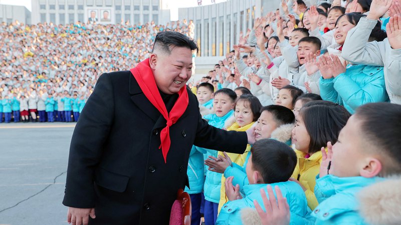 Fotografija: Severnokorejski voditelj Kim Jong Un zaradi skrbi za svoje ljudstvo »z vročino« ni mogel počivati. FOTO: KCNA via Reuters
