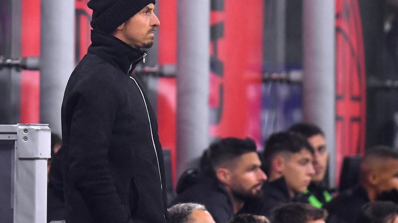 Fotografija: Zlatan Ibrahimović spremlja januarsko tekmo serie A med AC Milanom in Romo. FOTO: Daniele Mascolo/Reuters
