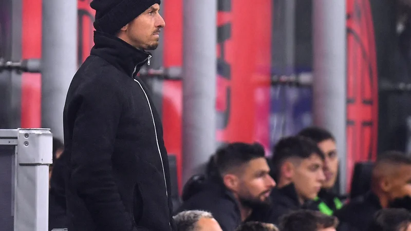 Fotografija: Zlatan Ibrahimović spremlja januarsko tekmo serie A med AC Milanom in Romo. FOTO: Daniele Mascolo/Reuters