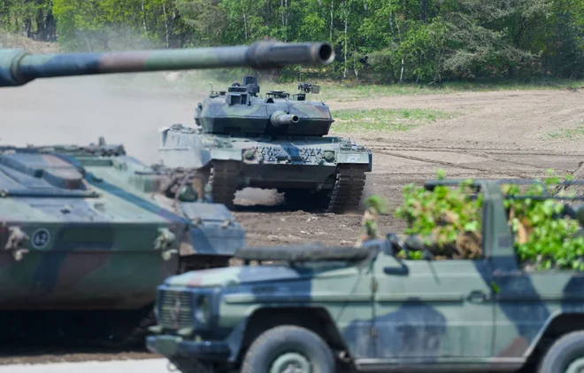 Bojni tanki leopard zaradi svoje vsestranskosti veljajo za ene najuglednejših na svetu in bi po mnenju mnogih lahko spremenili potek vojne v Ukrajini. FOTO: Patrik Stollarz/Afp
