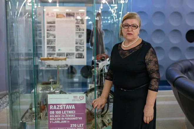 Avtorica razstave Gordana Njenjić, ki je kot babica dve desetletji delala v porodni sobi ljubljanske porodnišnice, je bodočim staršem najbolj znana kot predavateljica v ljubljanski Šoli za starše. FOTO: Voranc Vogel
