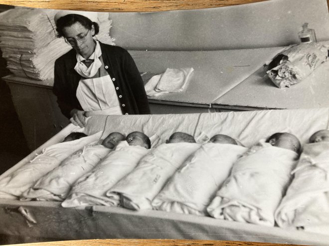 Poklic babic se je precej spremenil, zlasti po drugi svetovni vojni pa se je rojevanje z domov preselilo v porodnišnice, kar je bilo varneje tako za matere kot za otroke. FOTO: arhiv Ginekološke klinike
