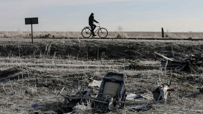 Fotografija: Ostanki sestreljenega letala MH17 sredi polja v Donecku Foto: Maxim Shemetov/Reuters
