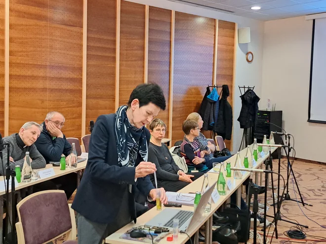 Prof. dr. Radmila Milačič je v šestvalentni krom kanila le kapljico vitamina C in strupeni šestvalentni krom je v hipu reduciral v nenevarni trivalentni krom. FOTO: Špela Kuralt/Delo
