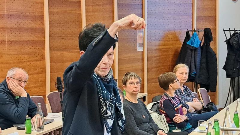 Fotografija: Prof. dr. Radmila Milačič iz Instituta Jožef Stefan je zreškim svetnikom kar na občinski seji jasno pokazala, kako hitro se strupeni šestvalentni krom reducira v nenevarnega trivalentnega. Kemija, ne čiračara, je dejala Milačičeva. FOTO: Špela Kuralt/Delo