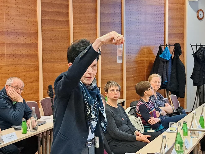 Prof. dr. Radmila Milačič iz Instituta Jožef Stefan je zreškim svetnikom kar na občinski seji jasno pokazala, kako hitro se strupeni šestvalentni krom reducira v nenevarnega trivalentnega. Kemija, ne čiračara, je dejala Milačičeva. FOTO: Špela Kuralt/Delo
